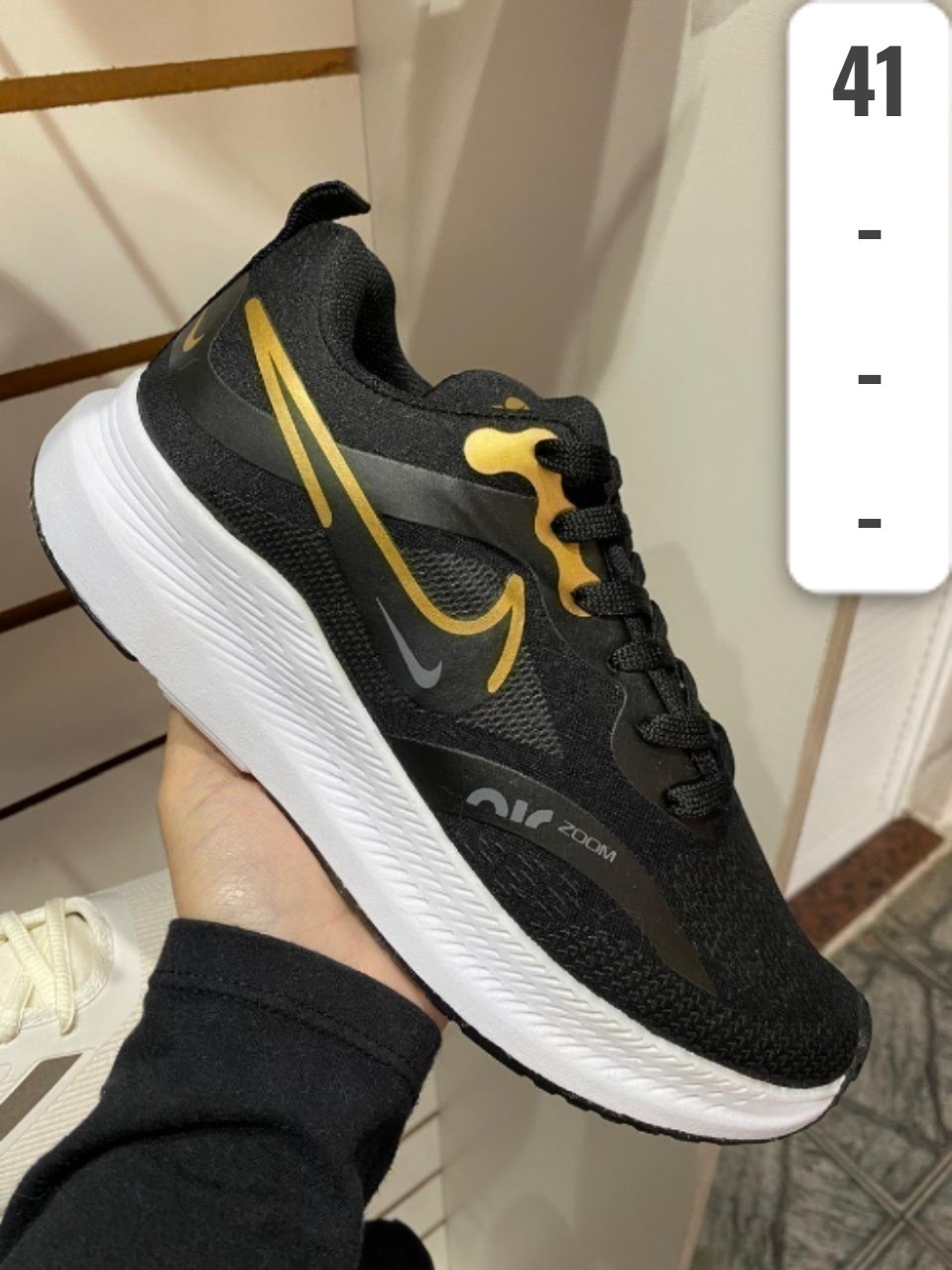 Air Zoom Preto Dourado na cor Preto e Dourado